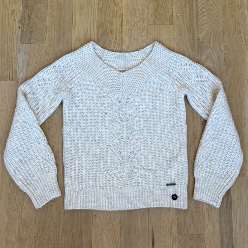Abercrombie & Fitch Women's V-Neck Cream Sweater Brand New With Tags